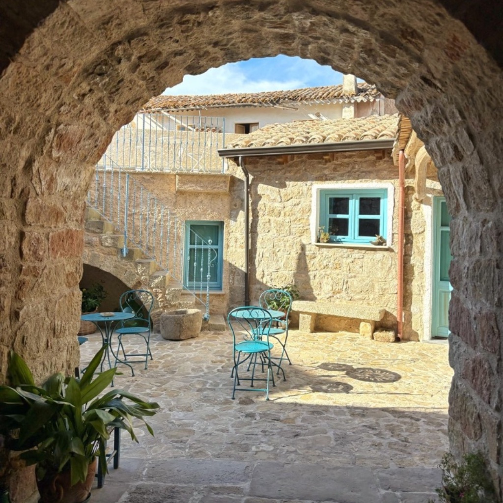 SA CENTENARIA - EIN GÄSTEHAUS MIT SELLE UND GESCHICHTE IM HERZEN SARDINIENS